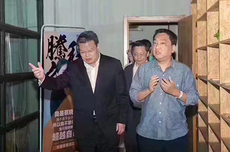 在青岛市长孟凡利的带领下 多位领导参观青岛公司