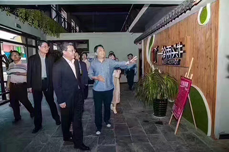 在青岛市长孟凡利的带领下 多位领导参观青岛公司