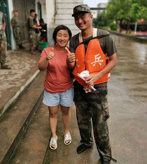 江西甘茶度代理为抗洪战士送上温情奶茶